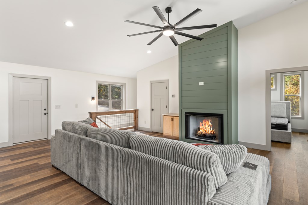 390 Fiddlers Way, Brasstown