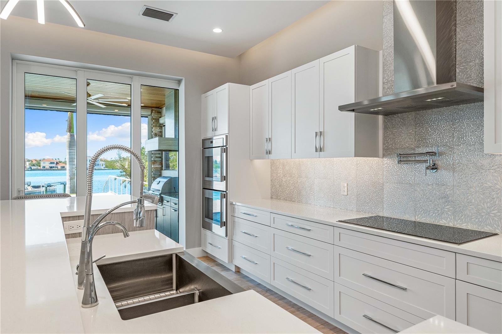 935 BAYSHORE RD