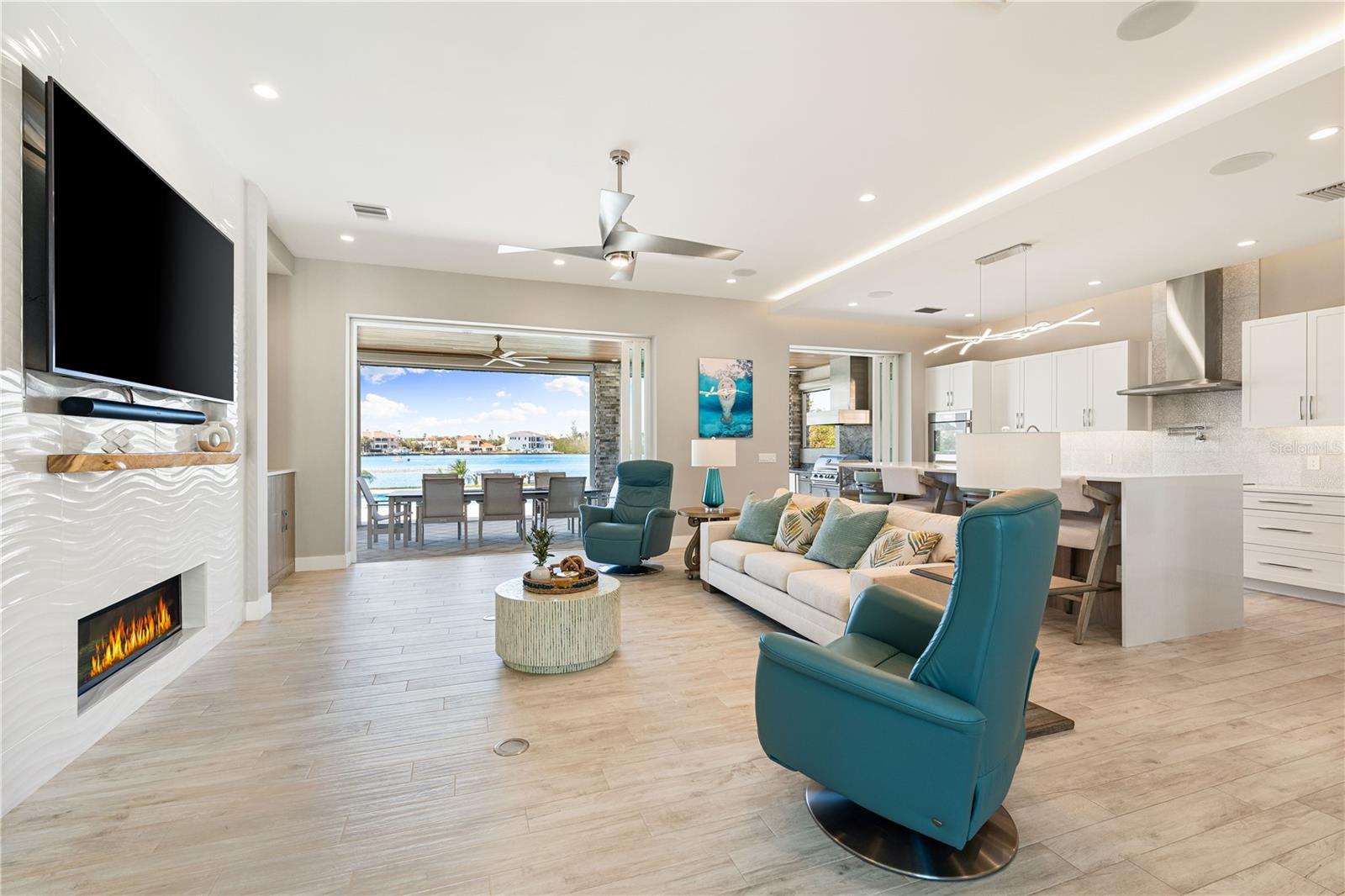 935 BAYSHORE RD