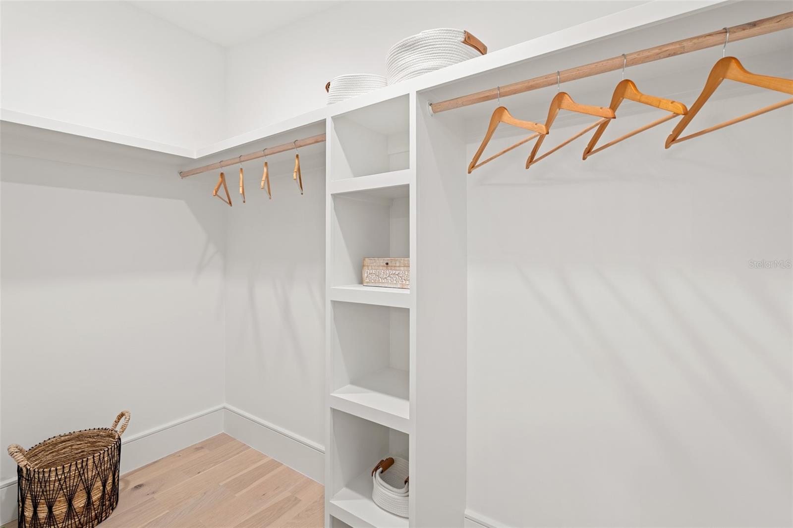 1834 BOUGAINVILLEA ST