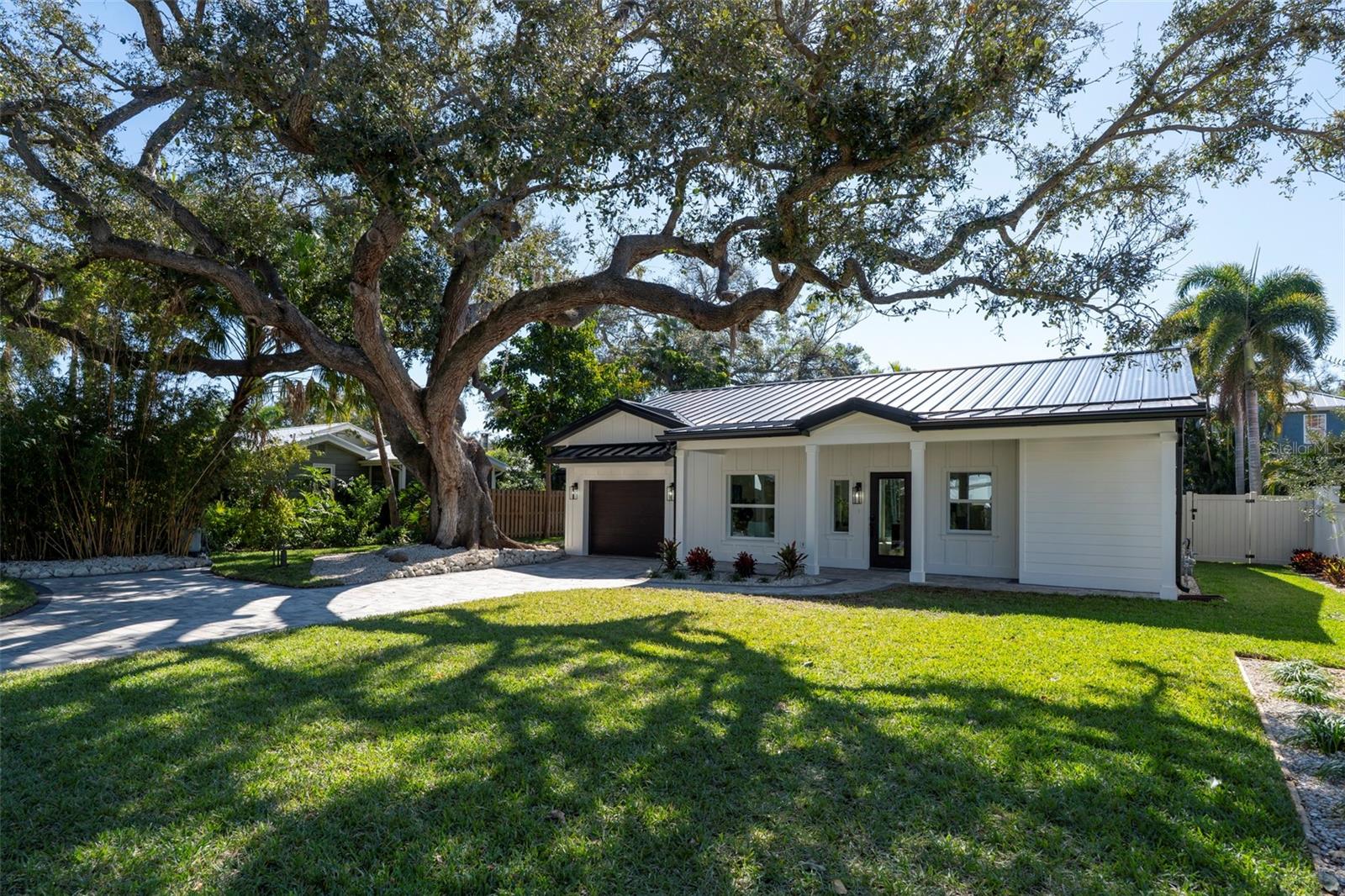 1834 BOUGAINVILLEA ST