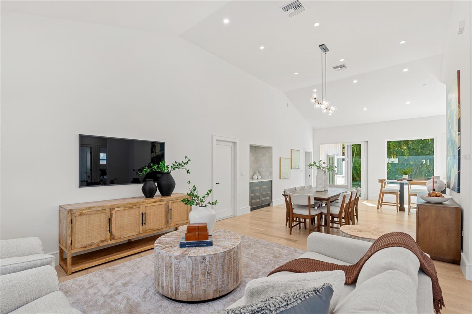 1834 BOUGAINVILLEA ST