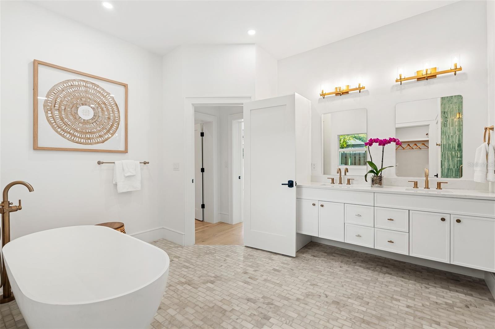 1834 BOUGAINVILLEA ST