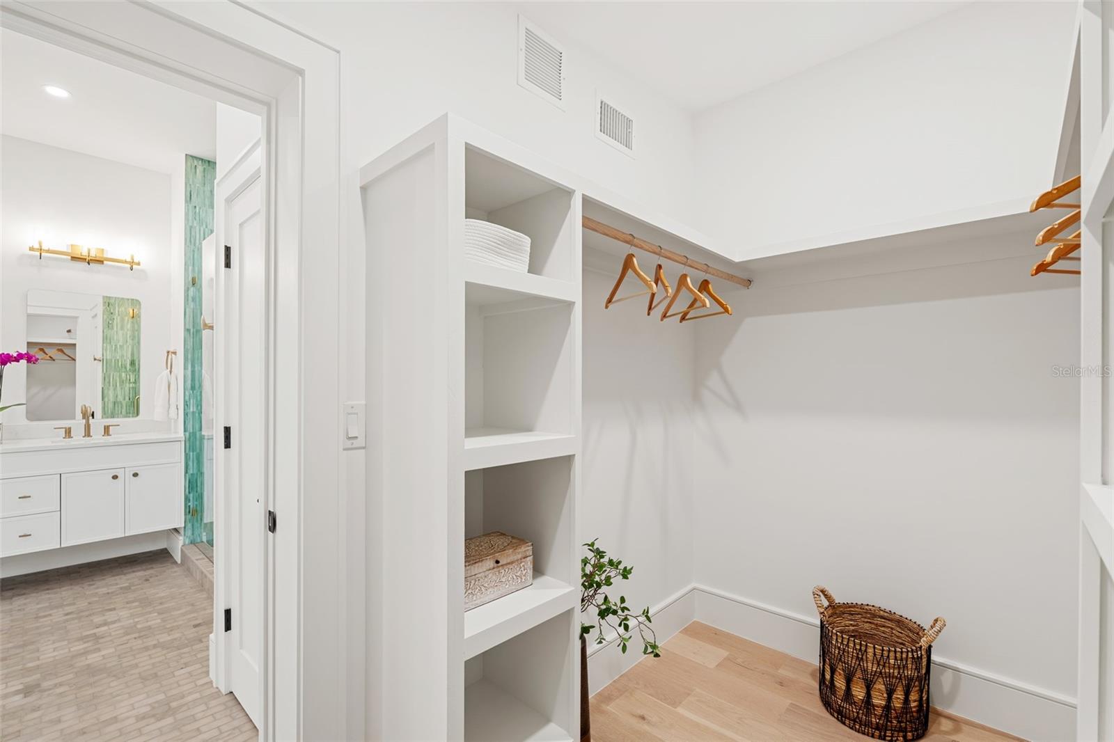 1834 BOUGAINVILLEA ST