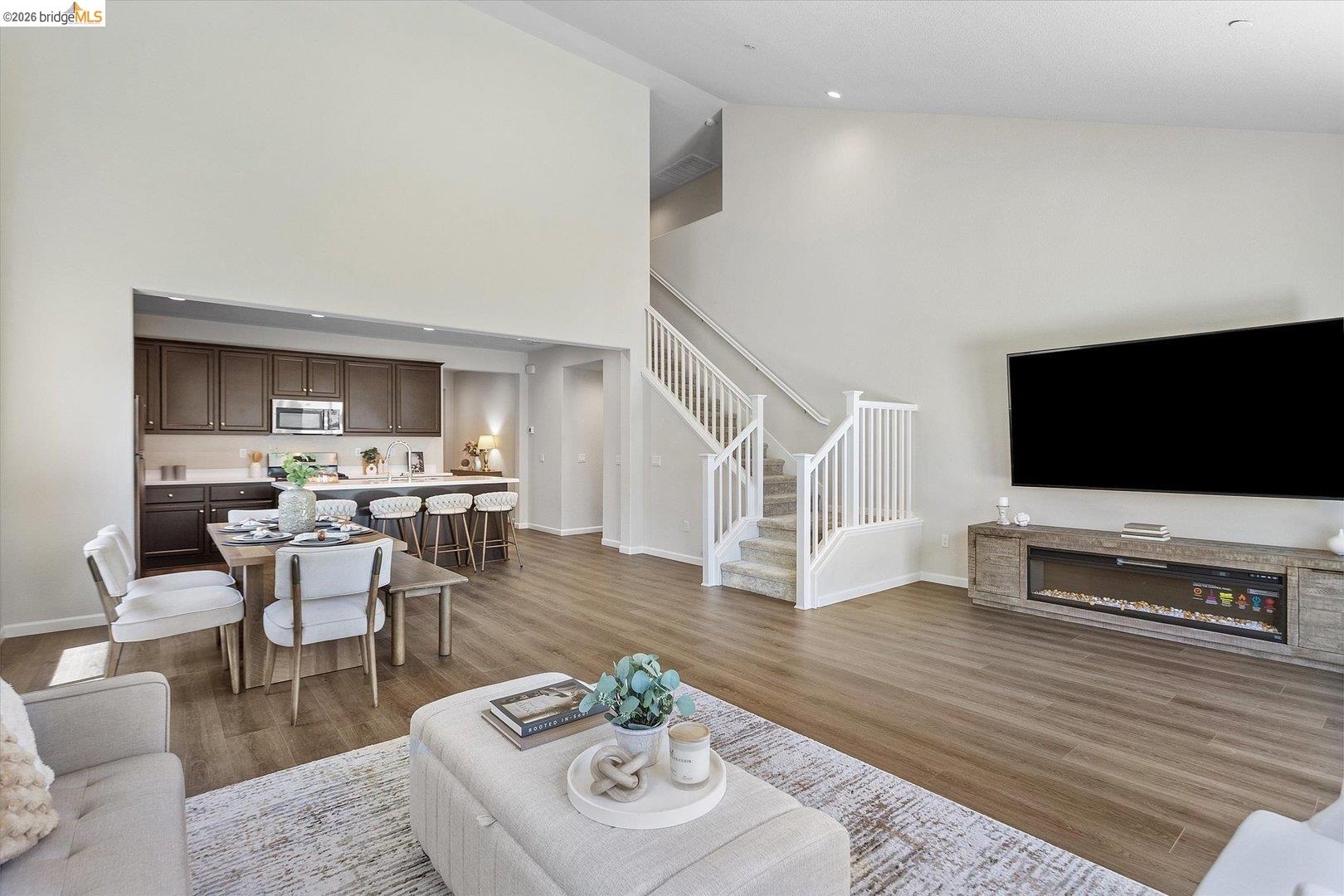 4352 Vanguard DR
