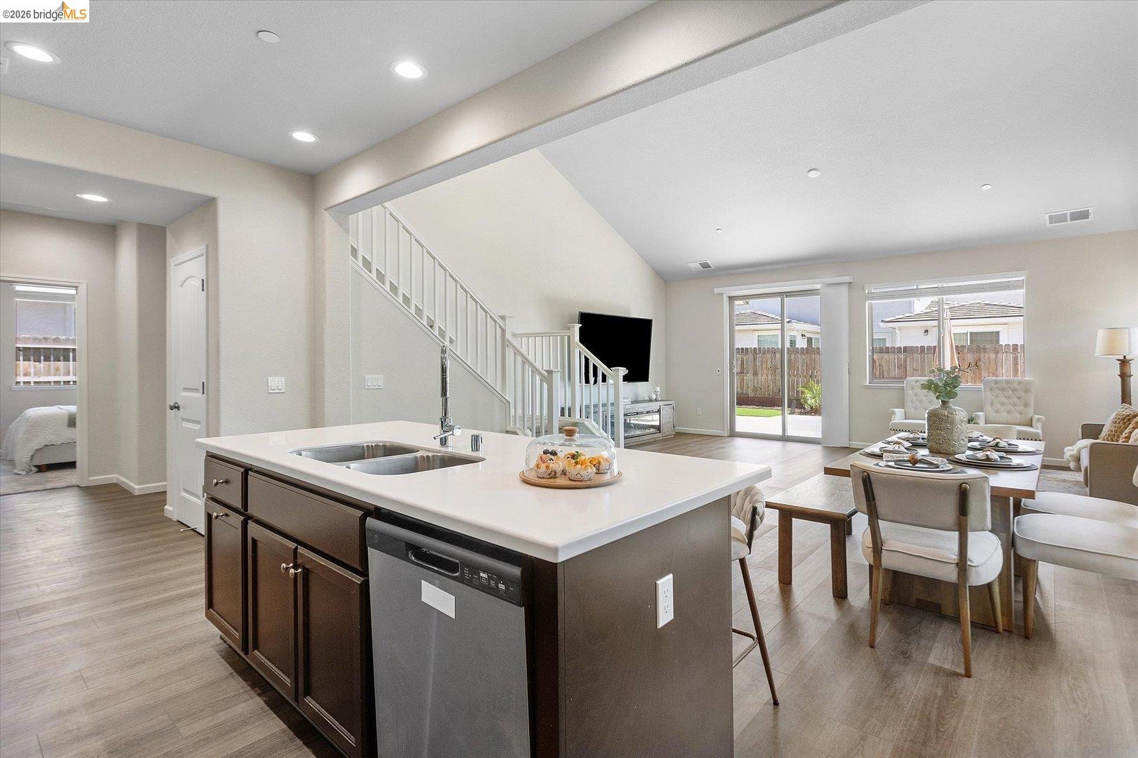 4352 Vanguard DR