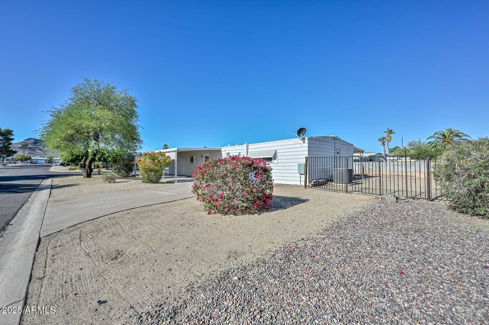 1538 E CAMPO BELLO Drive