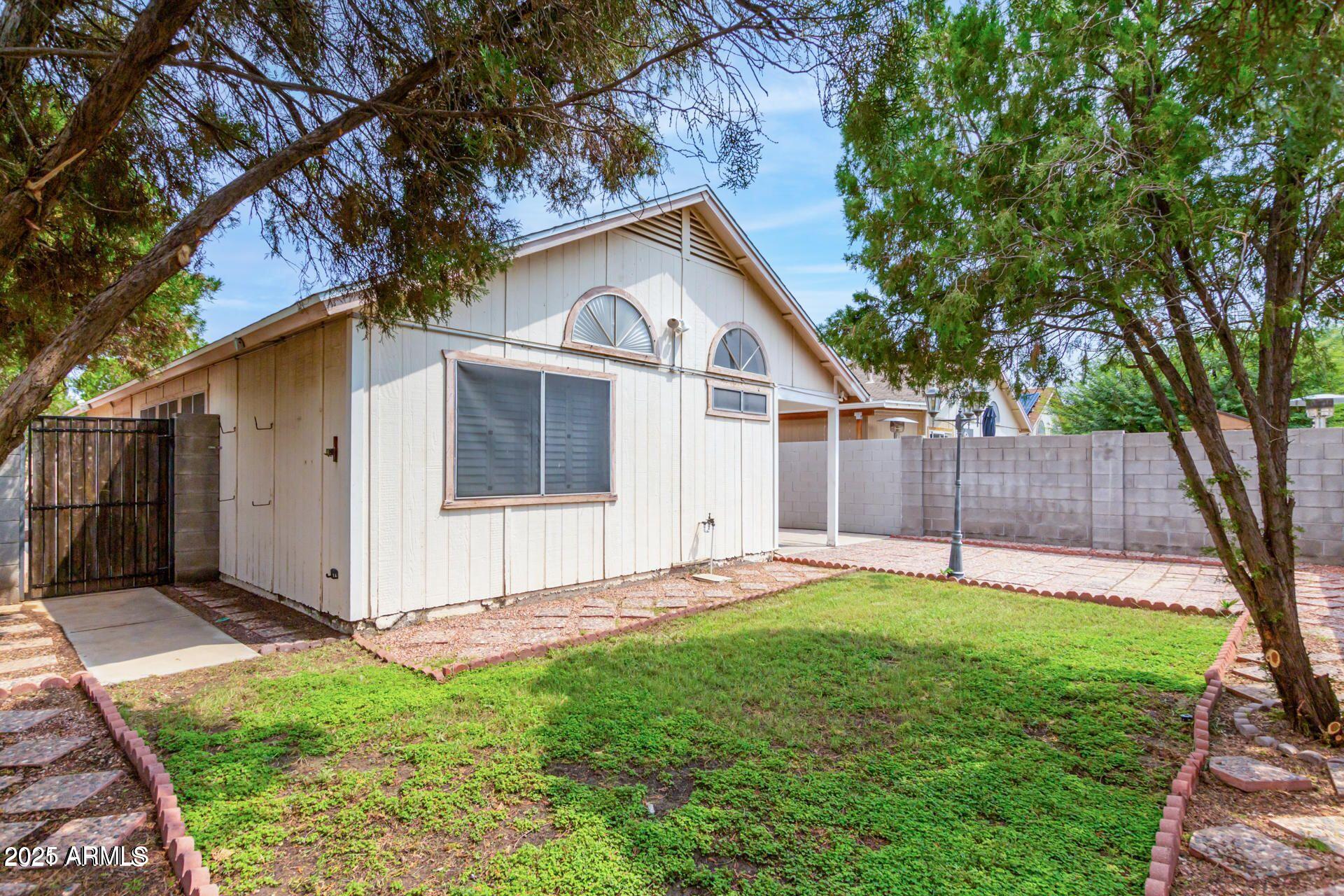 3013 E BLUEFIELD Avenue