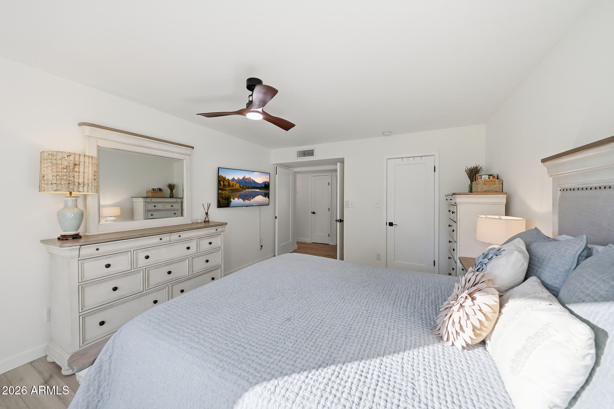 2647 E CHOLLA Street