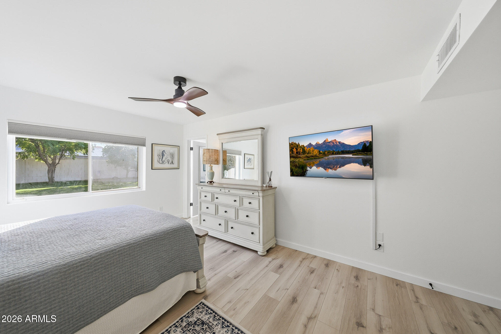 2647 E CHOLLA Street