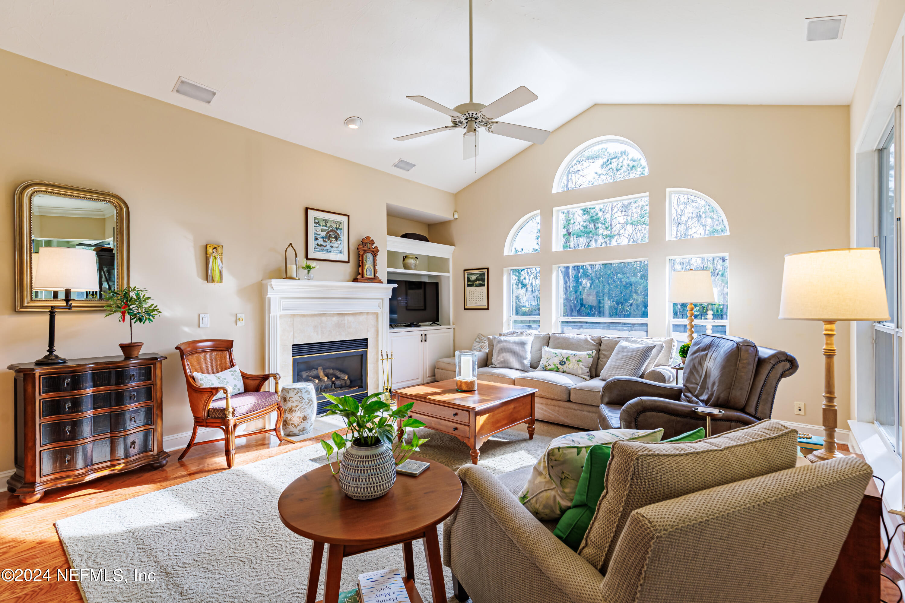 429 E WOODHAVEN Drive