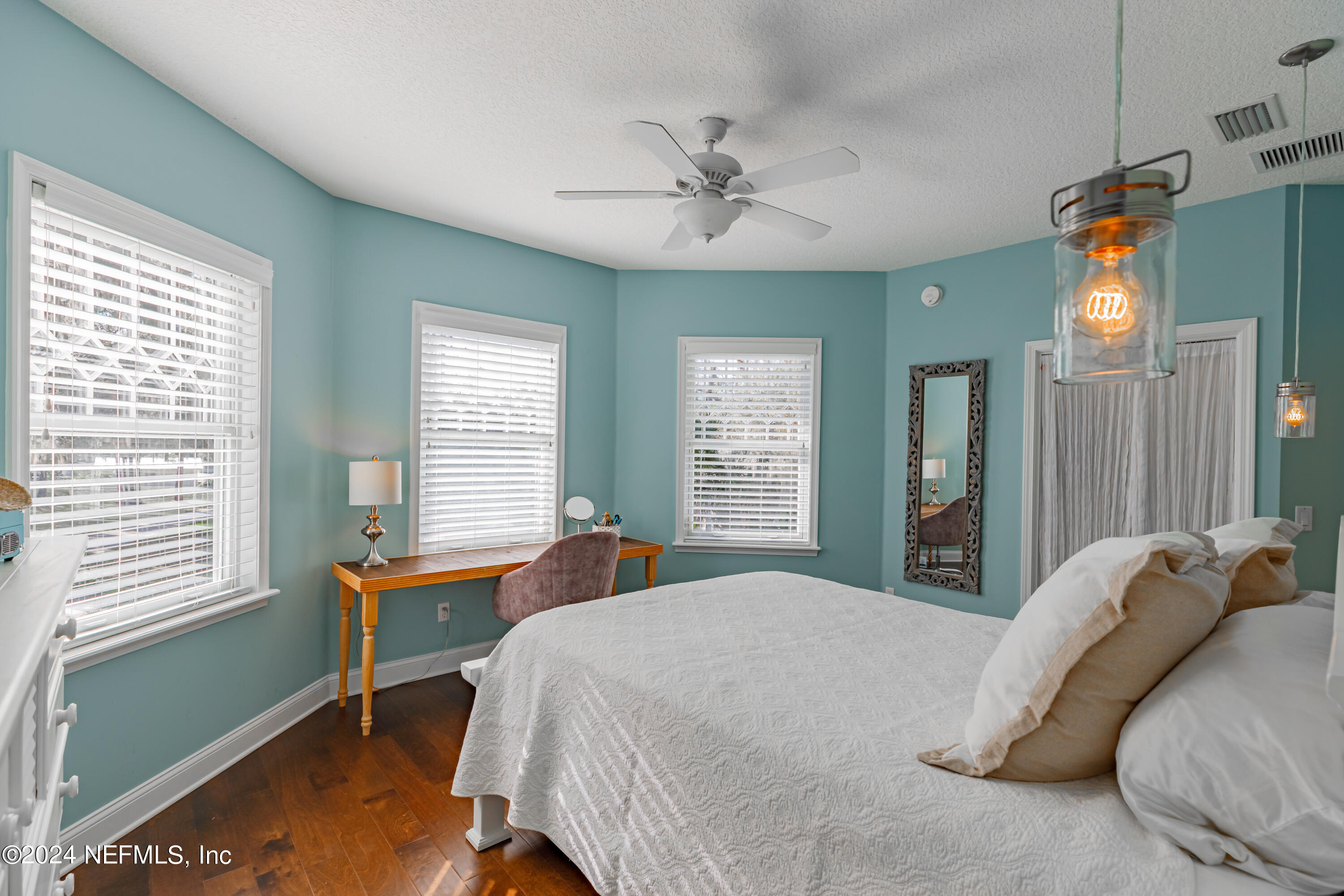 36 ROSCOE Boulevard N