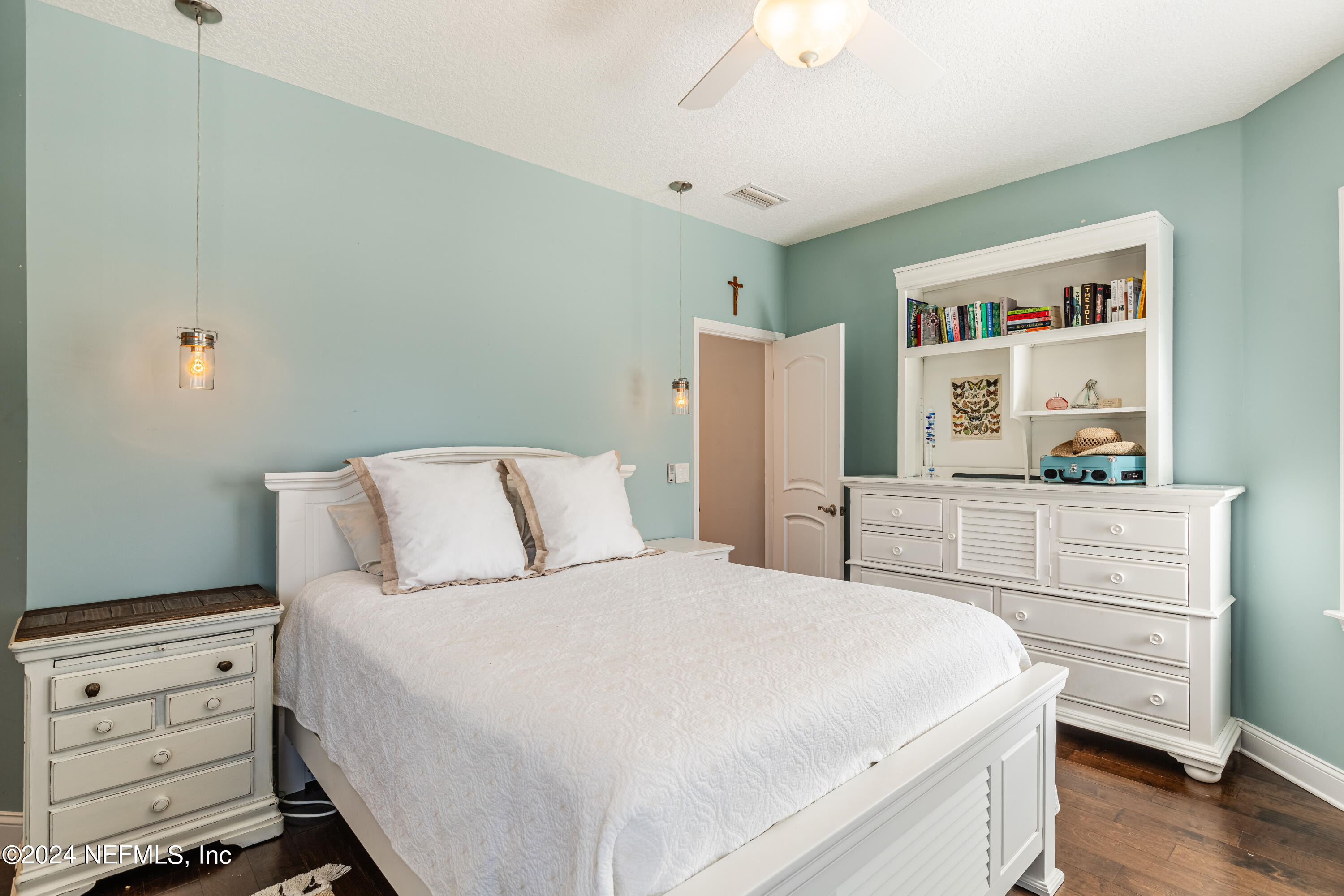 36 ROSCOE Boulevard N