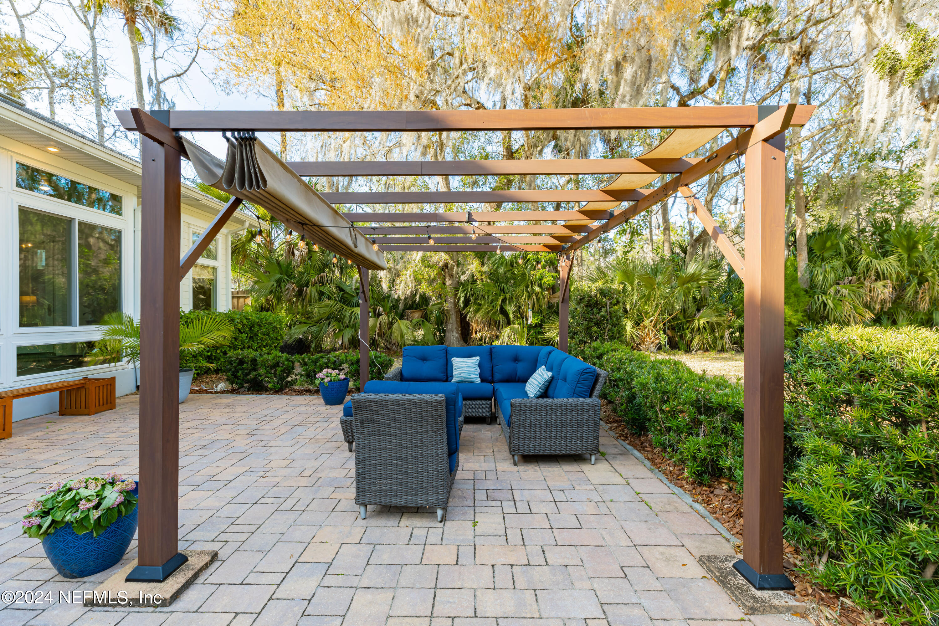 36 ROSCOE Boulevard N