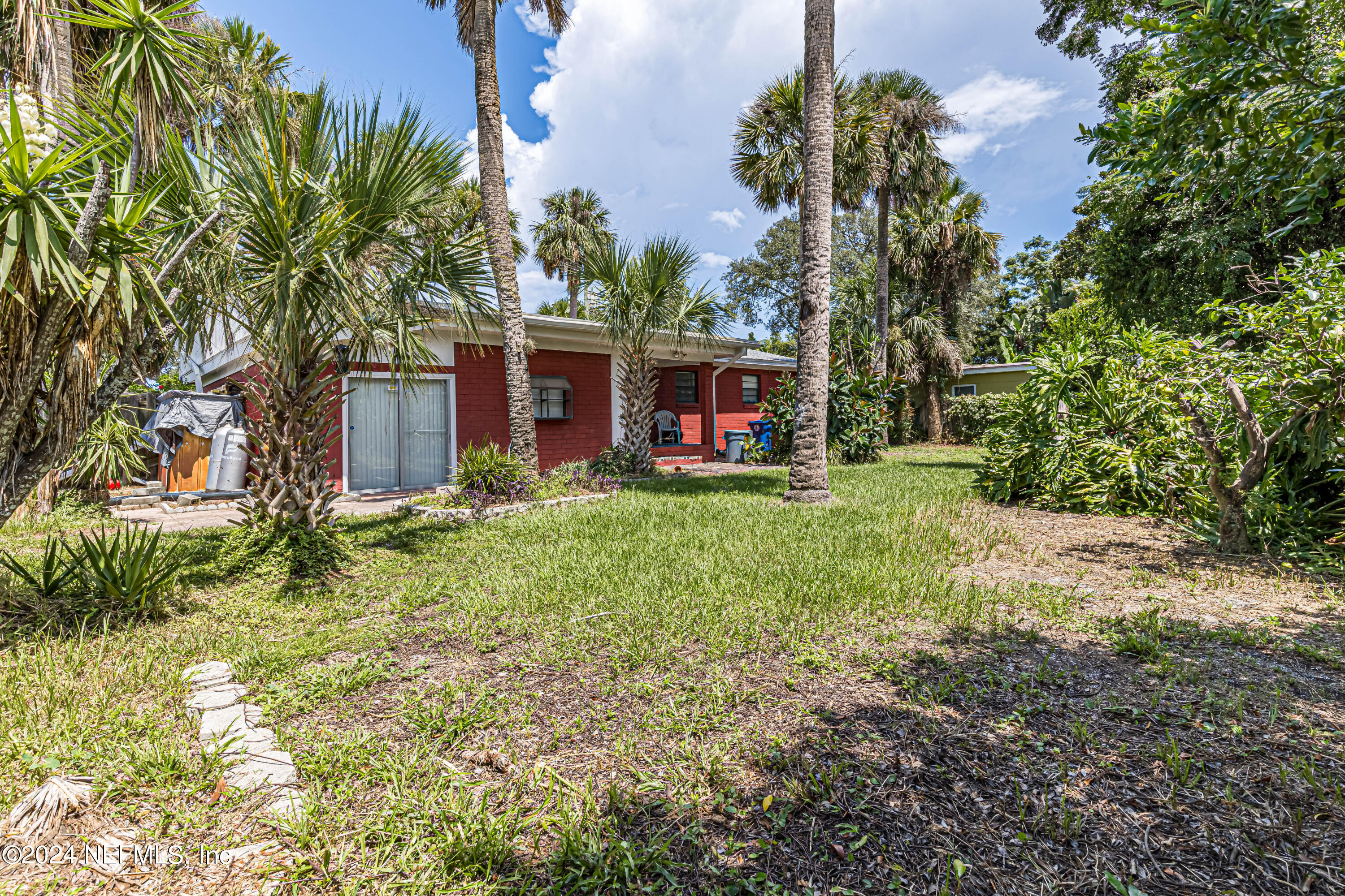 569 MYRA Street