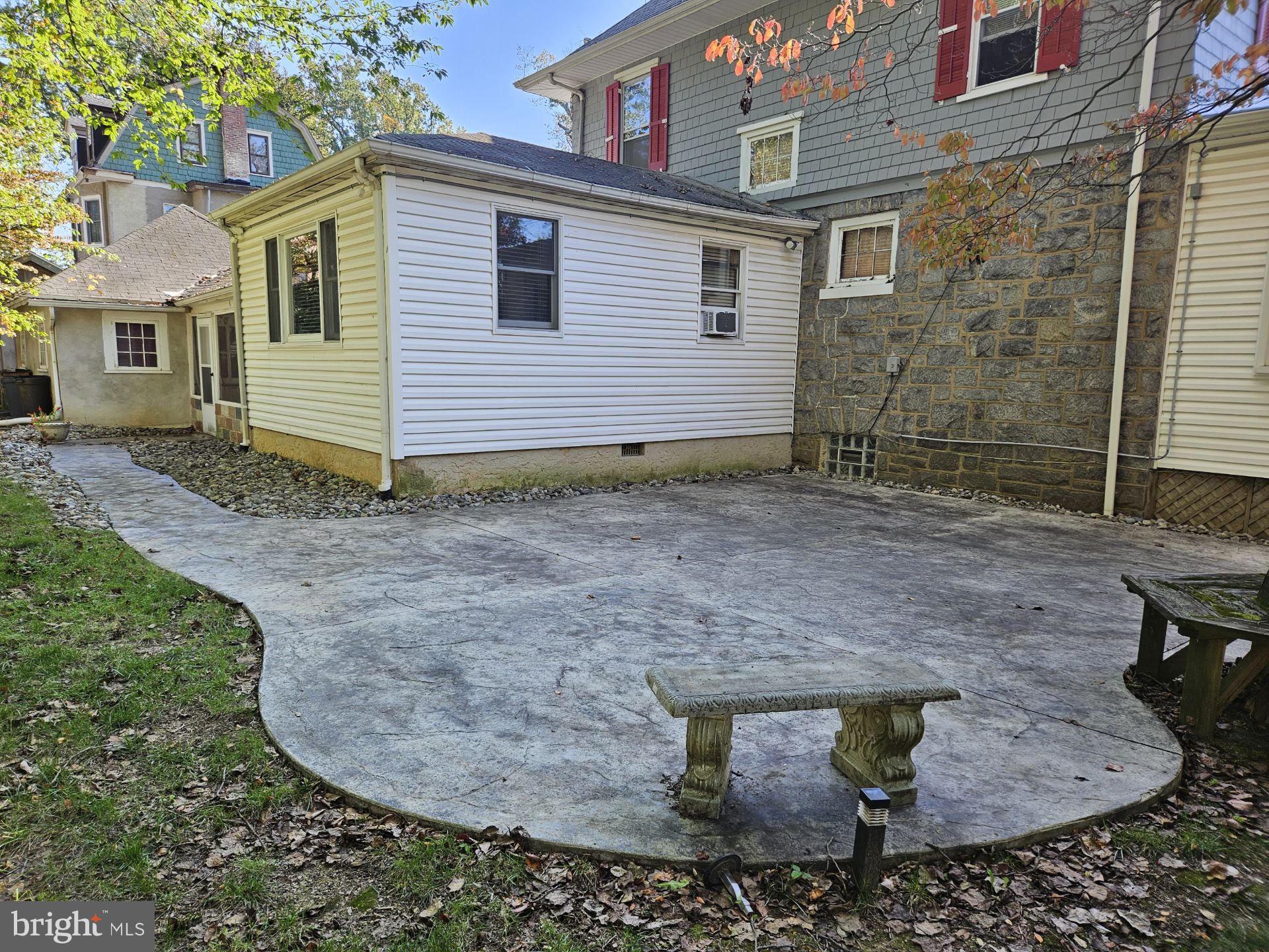 90 W Greenwood Ave