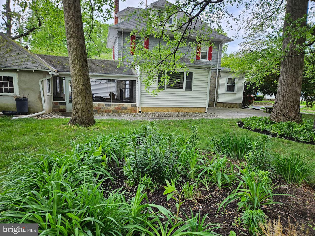 90 W Greenwood Ave