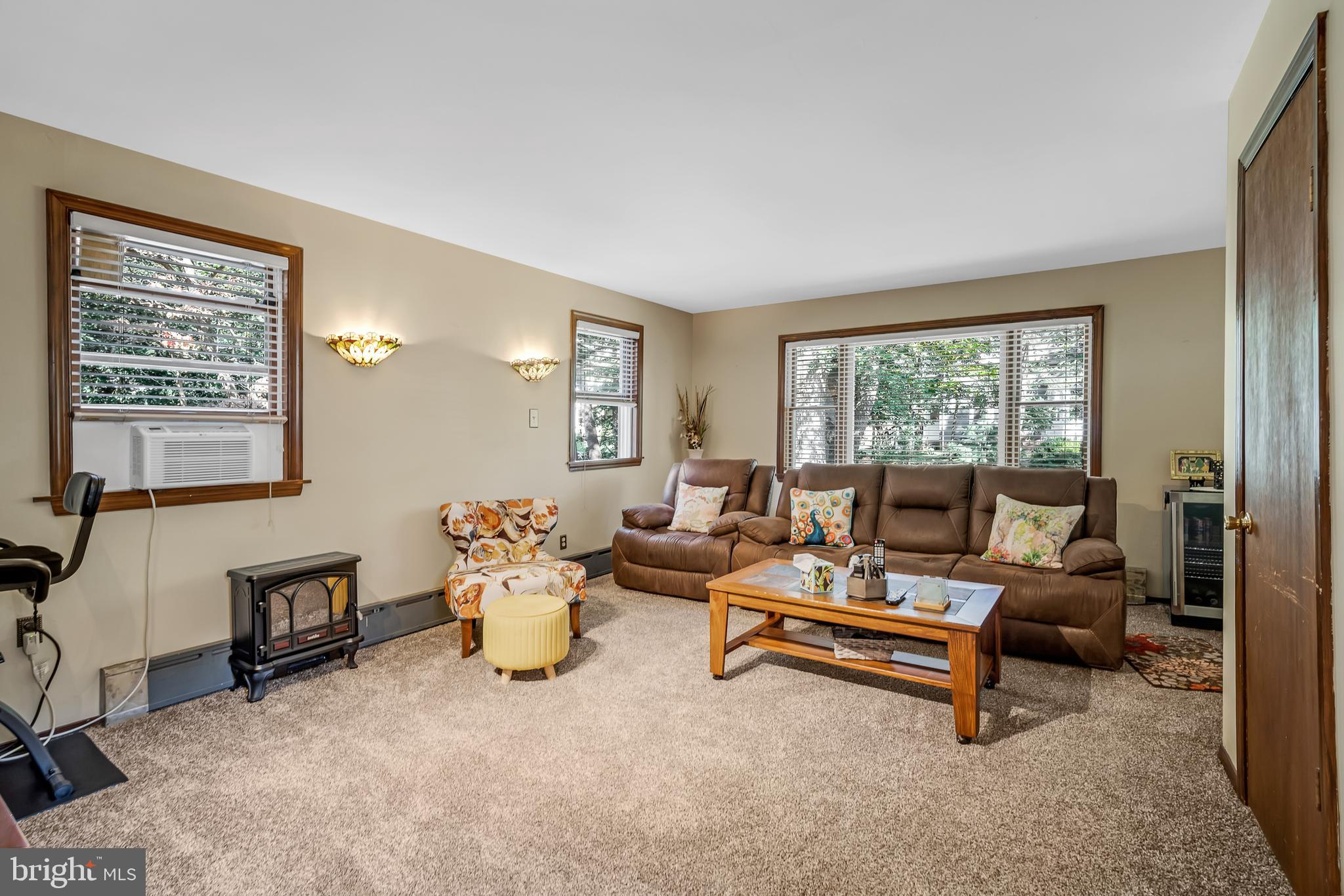 90 W Greenwood Ave