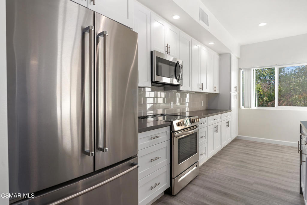 5139 Balboa Boulevard 202