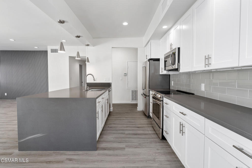 5139 Balboa Boulevard 202