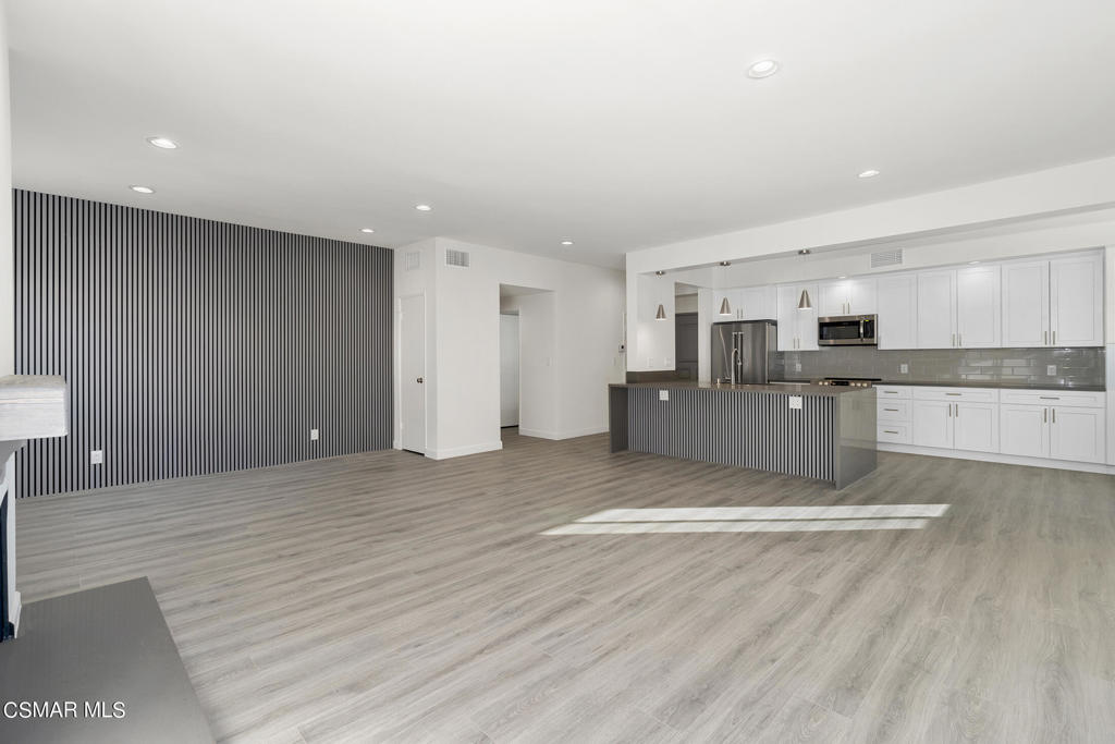 5139 Balboa Boulevard 202