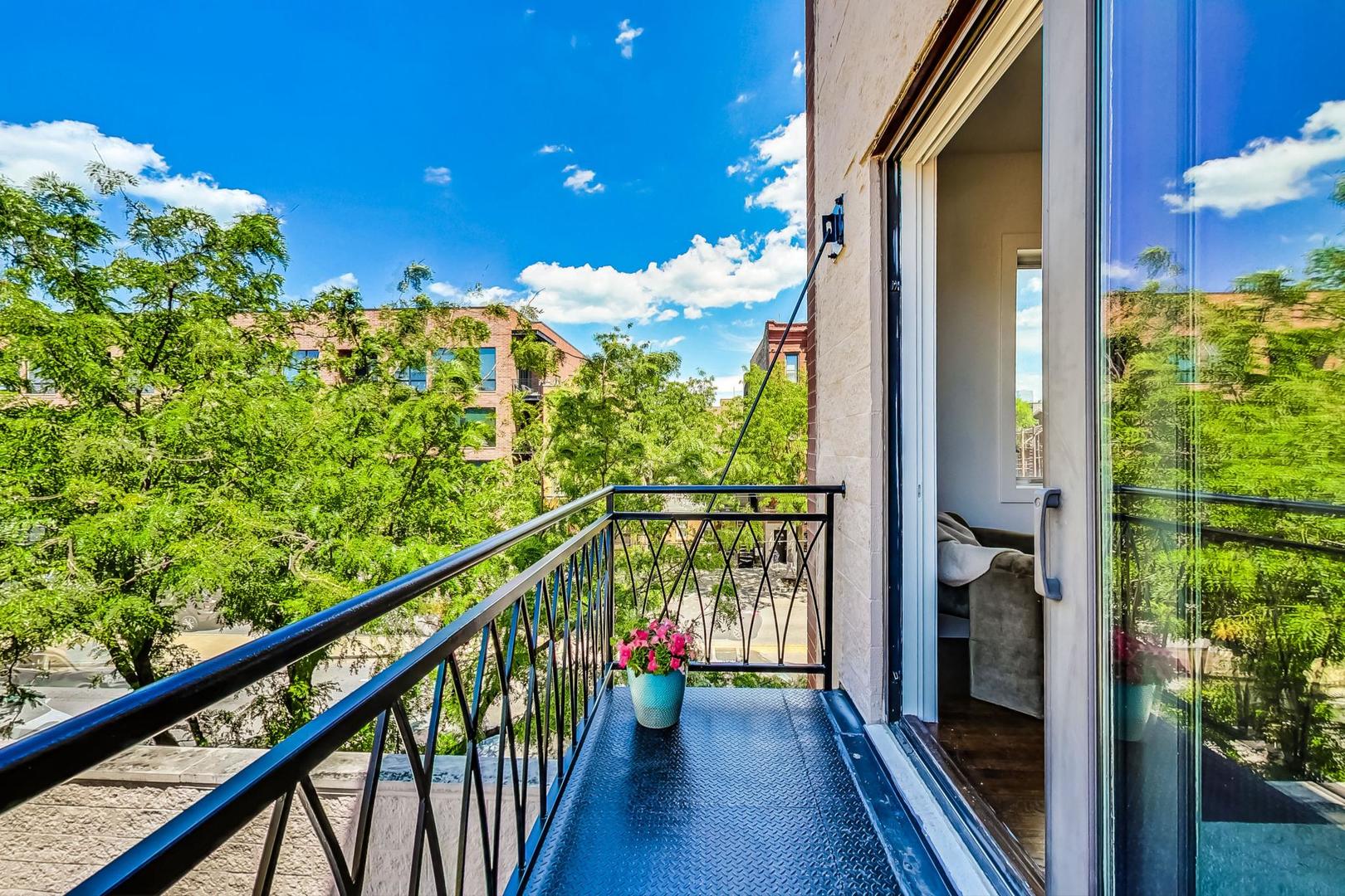 1604 W Augusta Boulevard Unit: 3E