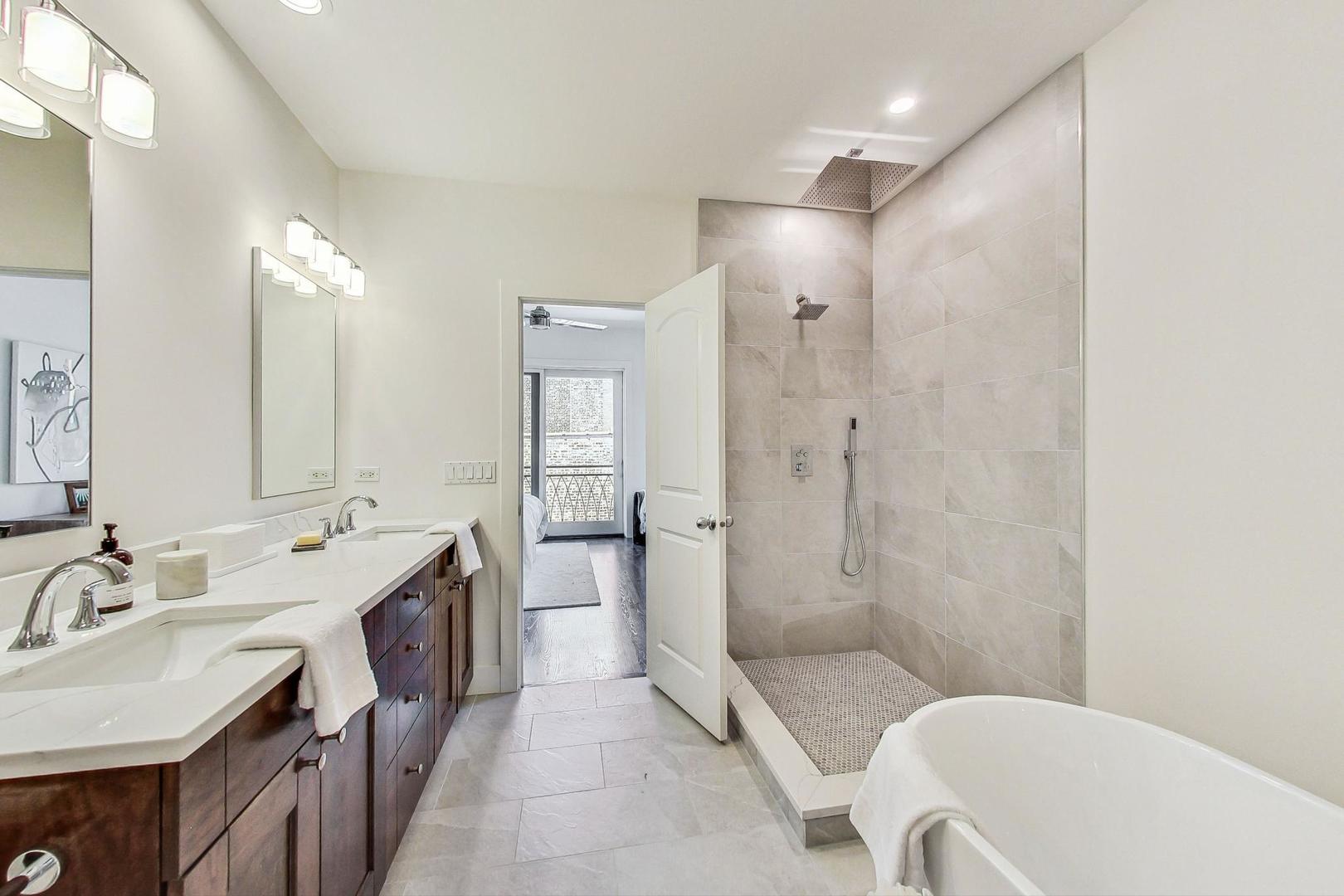 1604 W Augusta Boulevard Unit: 3E