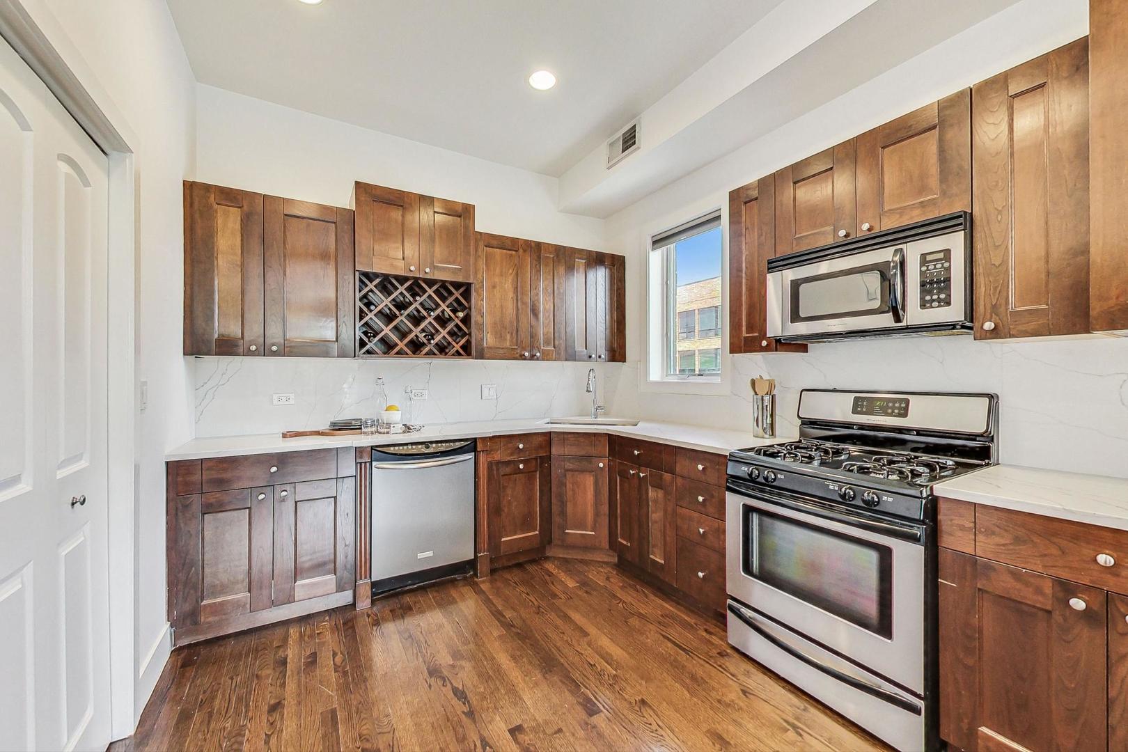 1604 W Augusta Boulevard Unit: 3E