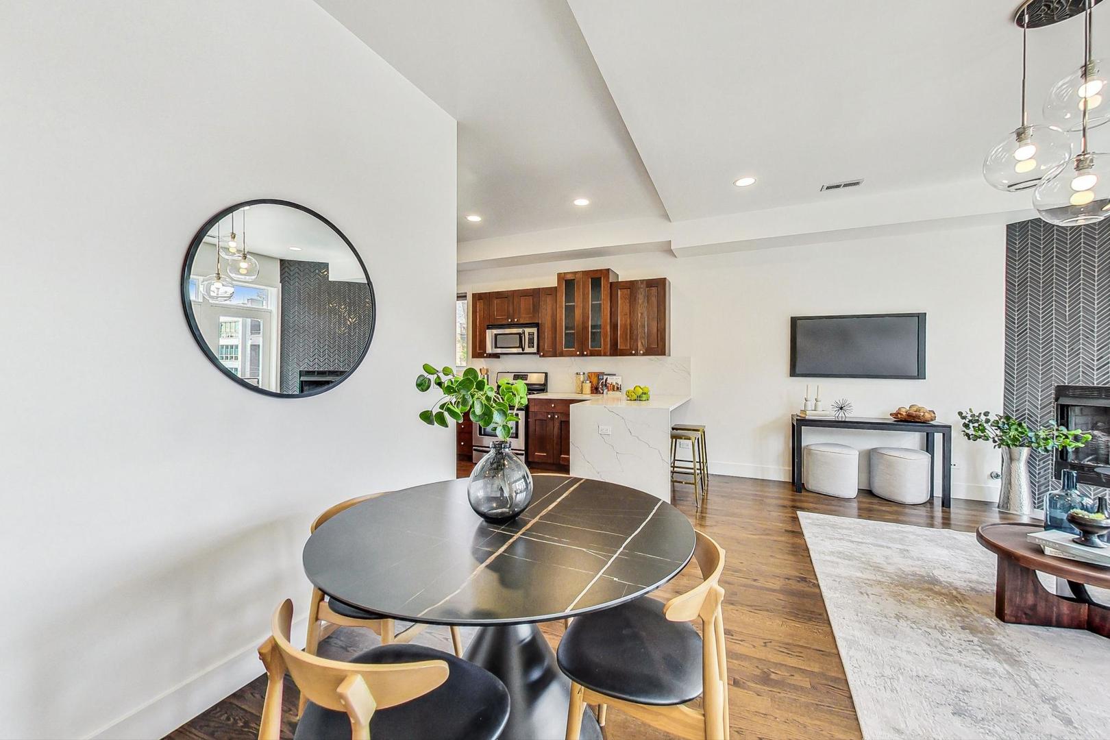 1604 W Augusta Boulevard Unit: 3E