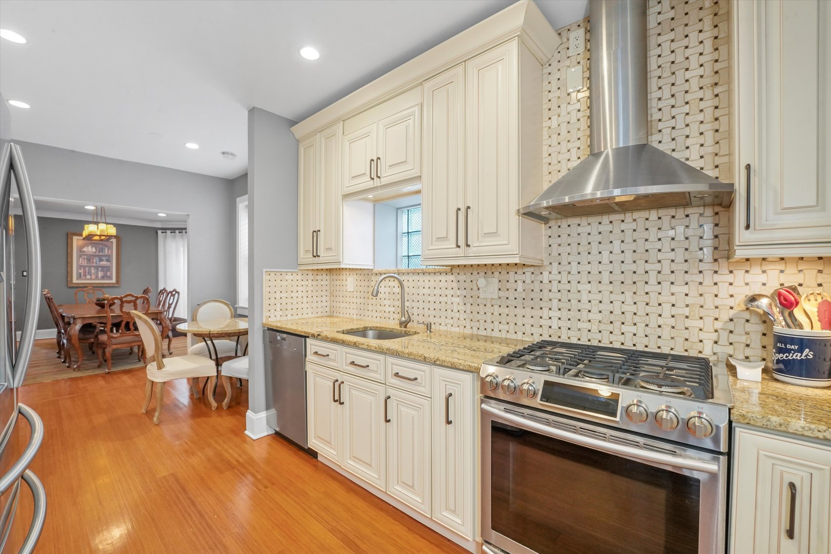 6331 N Washtenaw Avenue Unit: 3