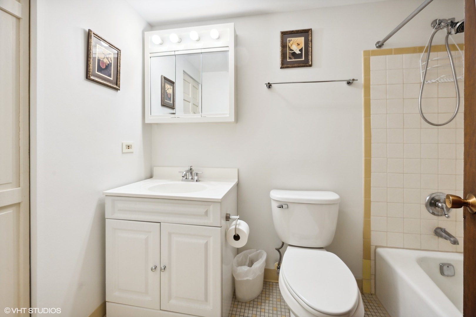 163 W Division Street Unit: 206