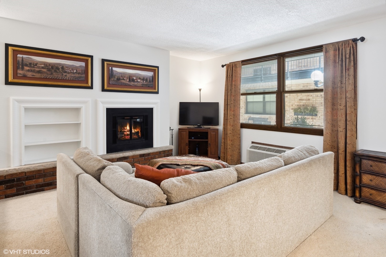 163 W Division Street Unit: 206