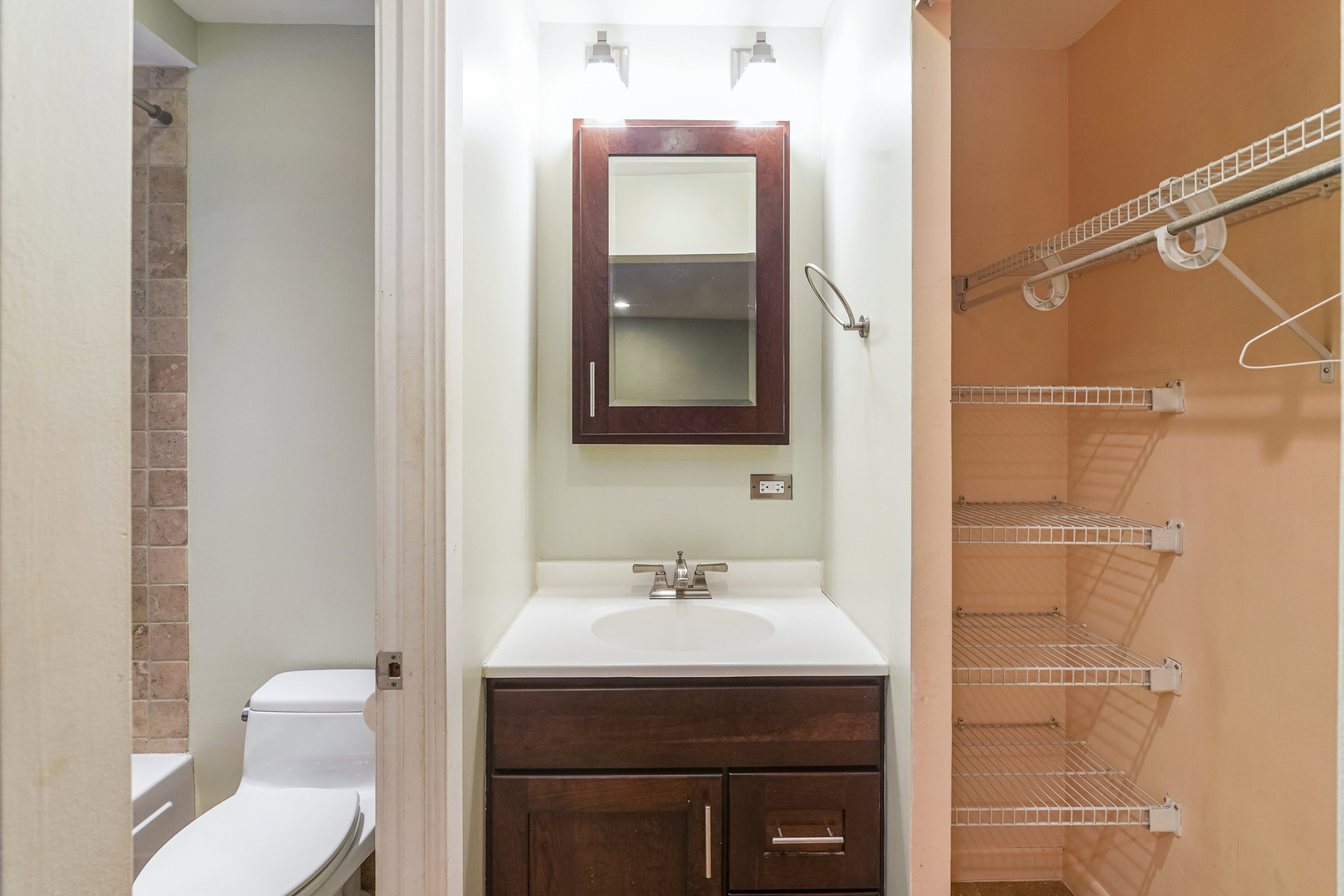 434 W OAKDALE Avenue Unit: G