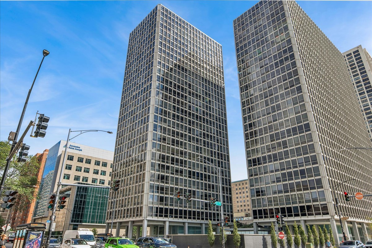 340 W Diversey Parkway Unit: 2016