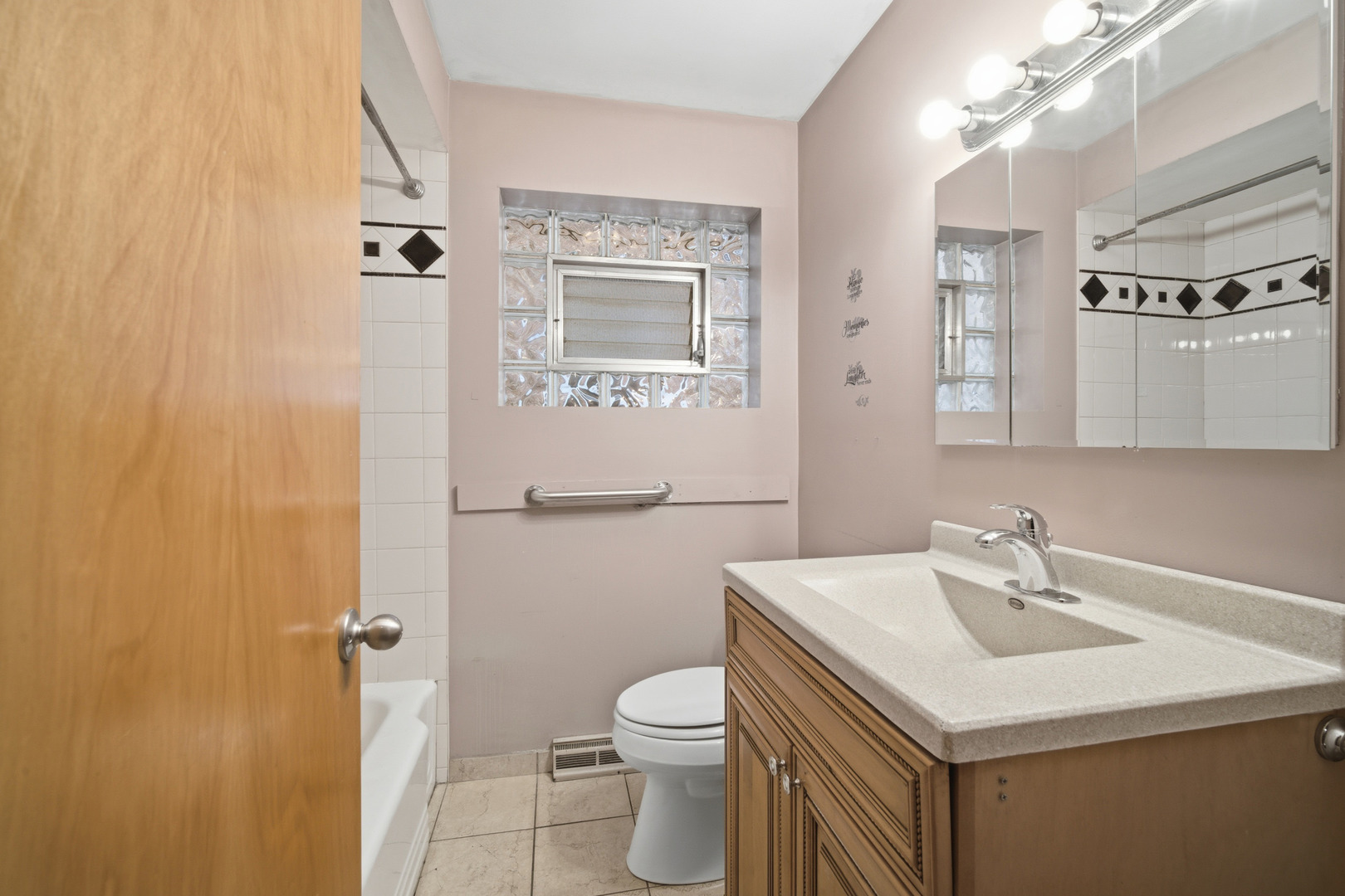 5724 N Avondale Avenue