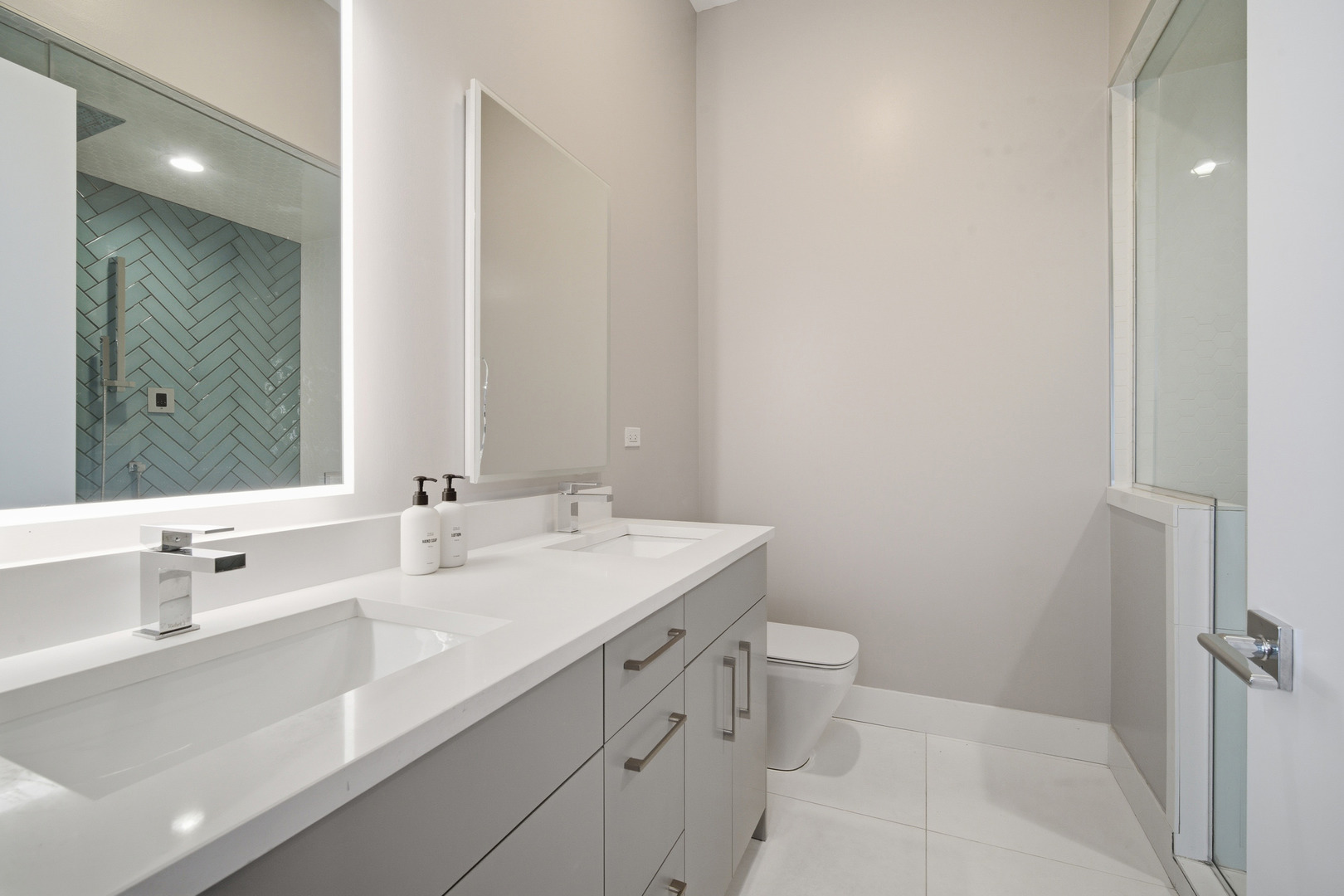 725 W 17th Street Unit: 3