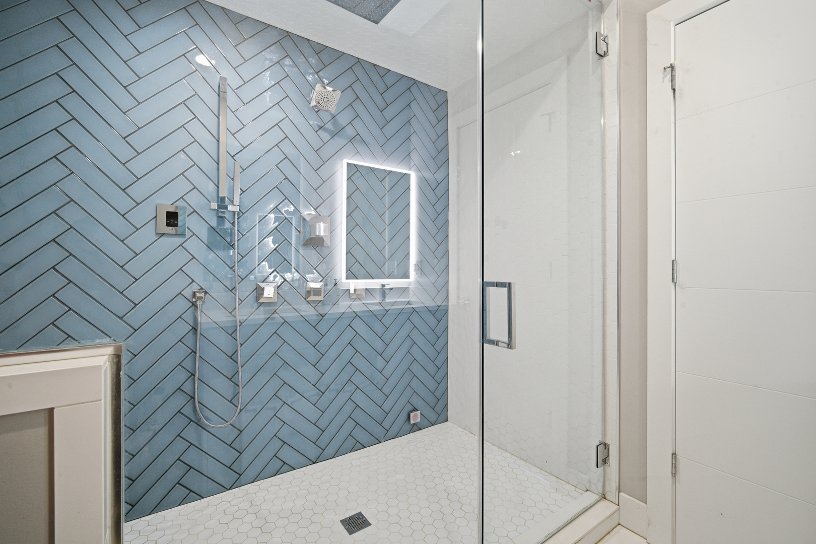 725 W 17th Street Unit: 3