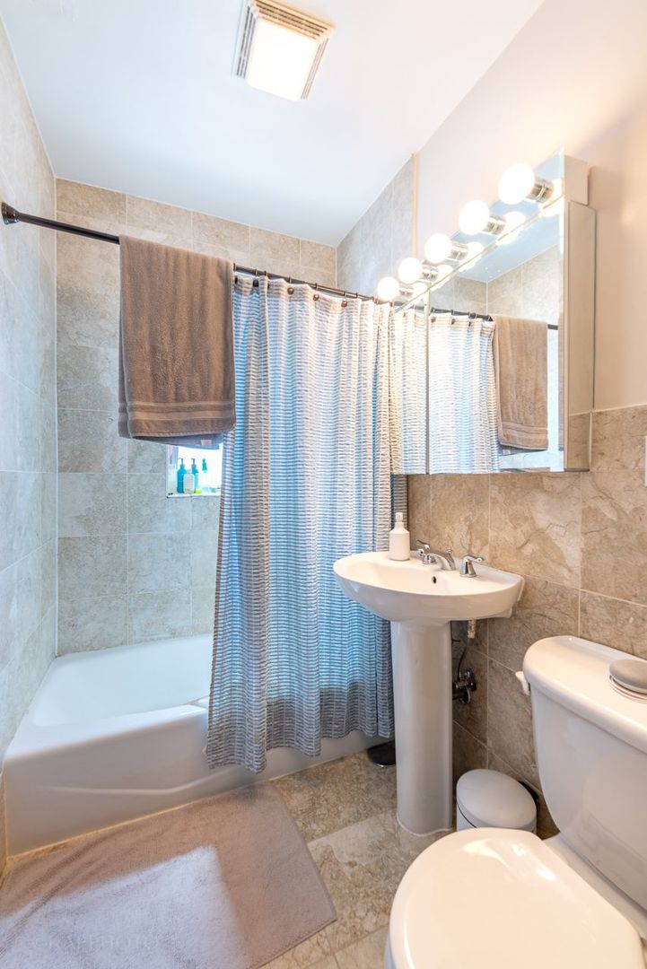 4850 N Oakley Avenue Unit: 3F