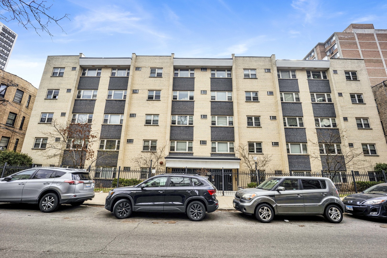 3161 N Cambridge Avenue Unit: 407