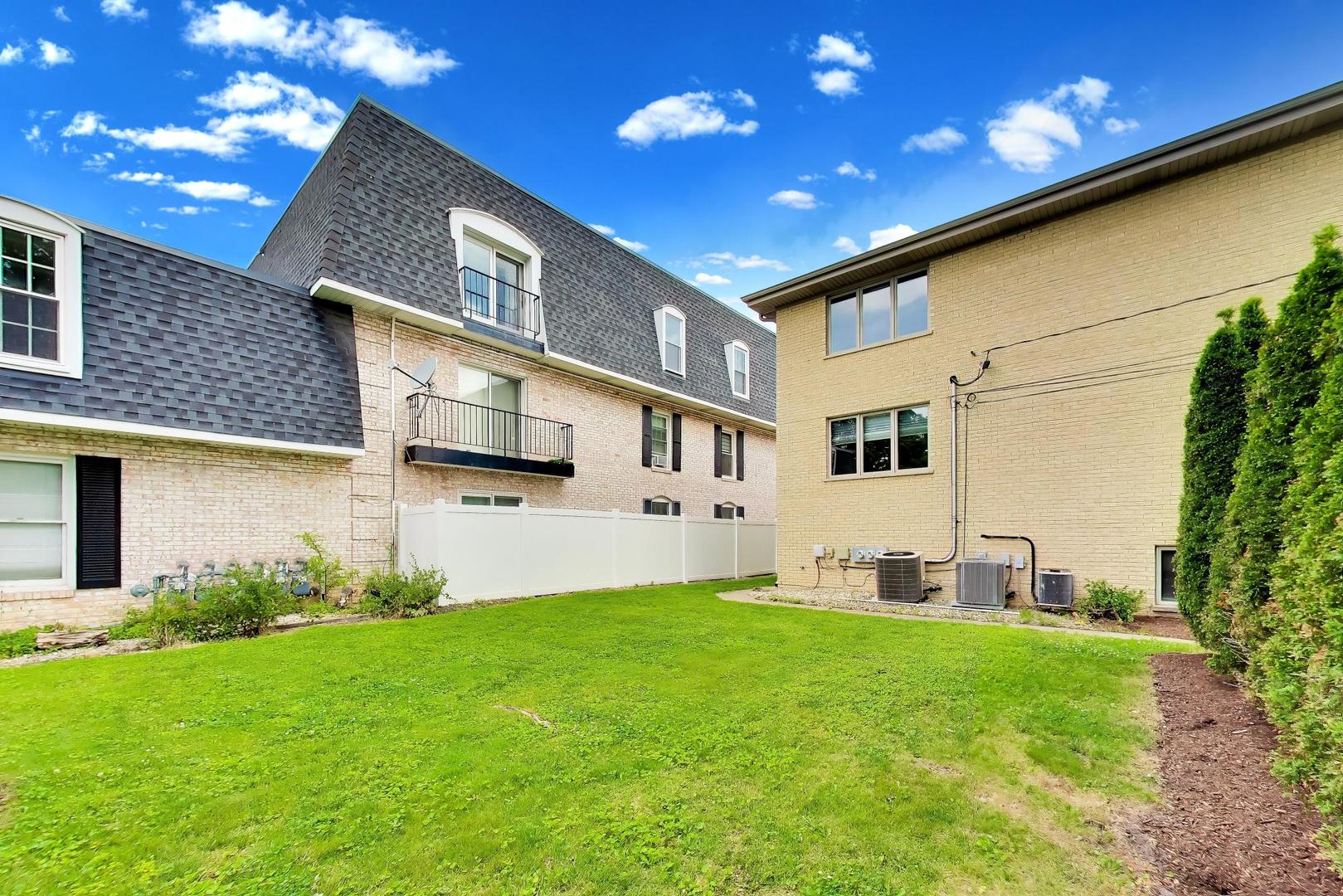 920 N Northwest Highway Unit: 2