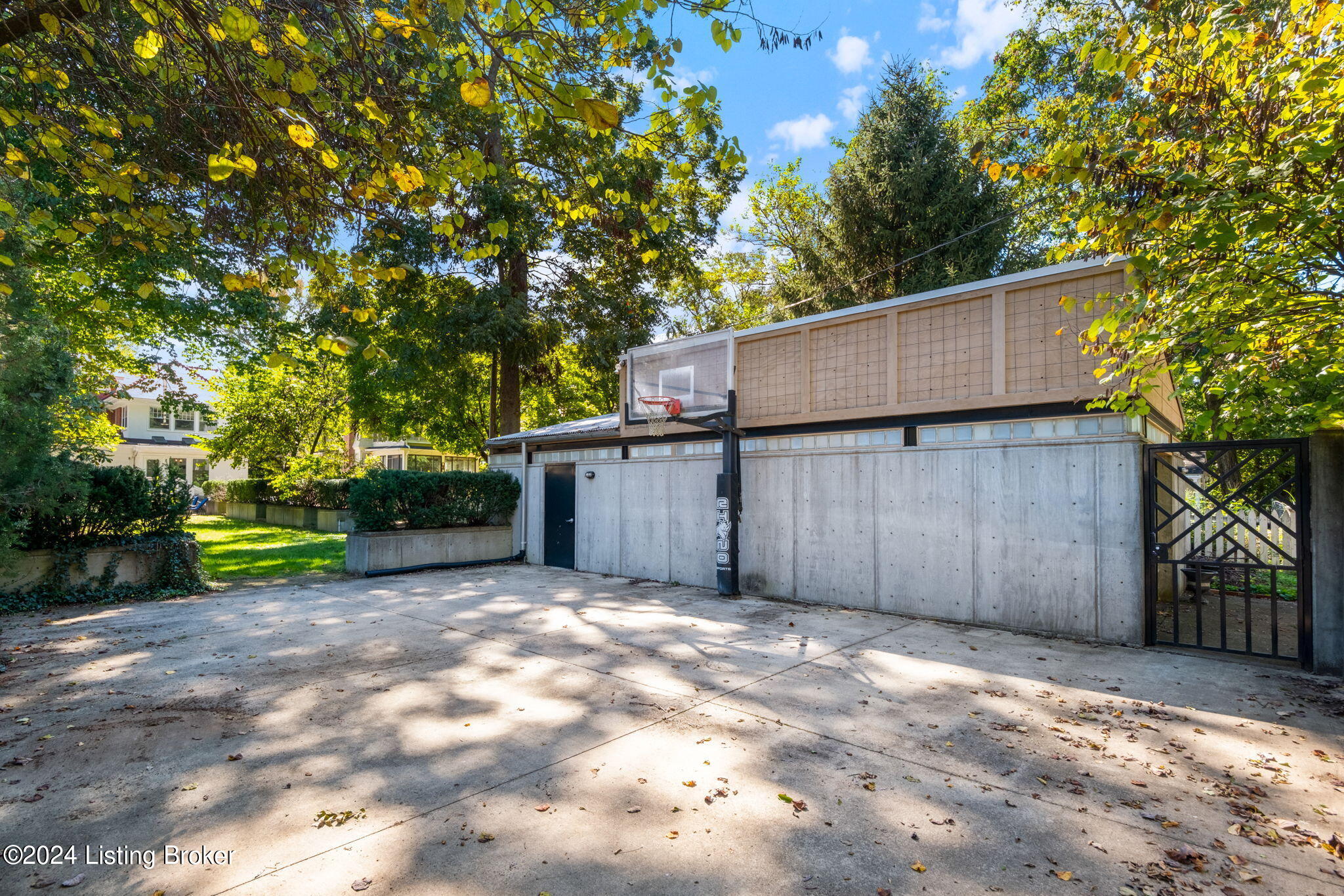 2121 Douglass Blvd