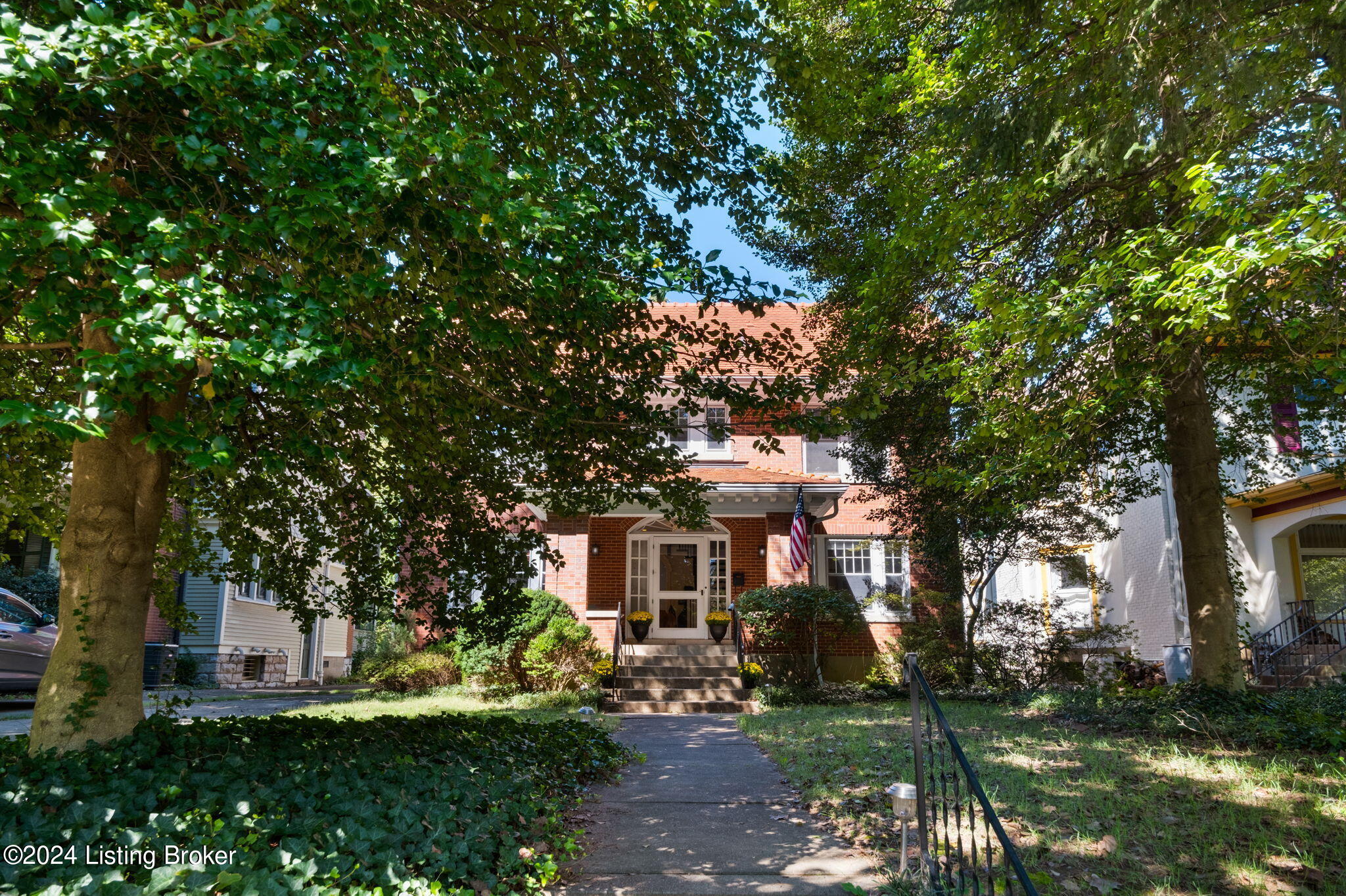 2121 Douglass Blvd