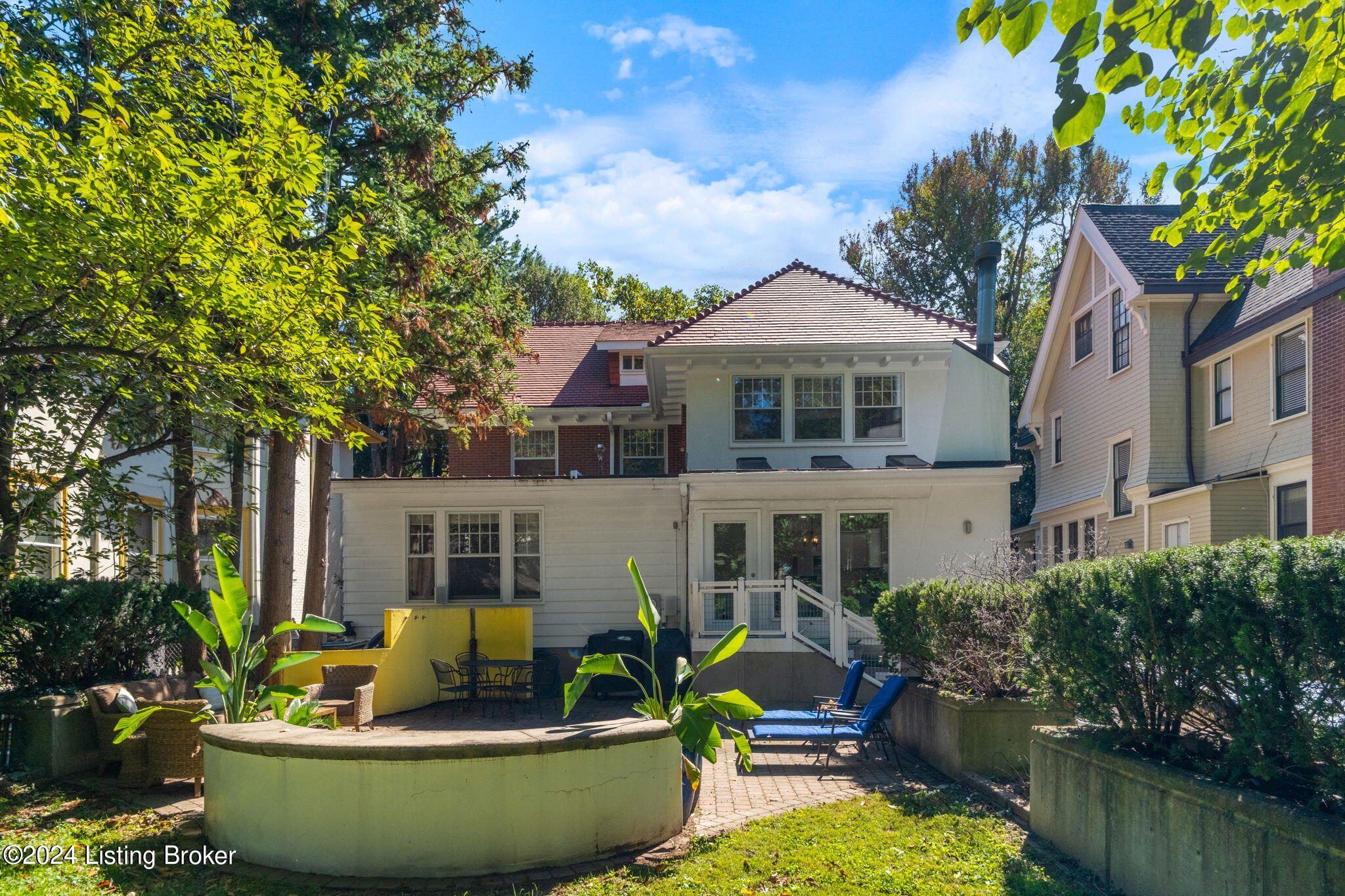 2121 Douglass Blvd