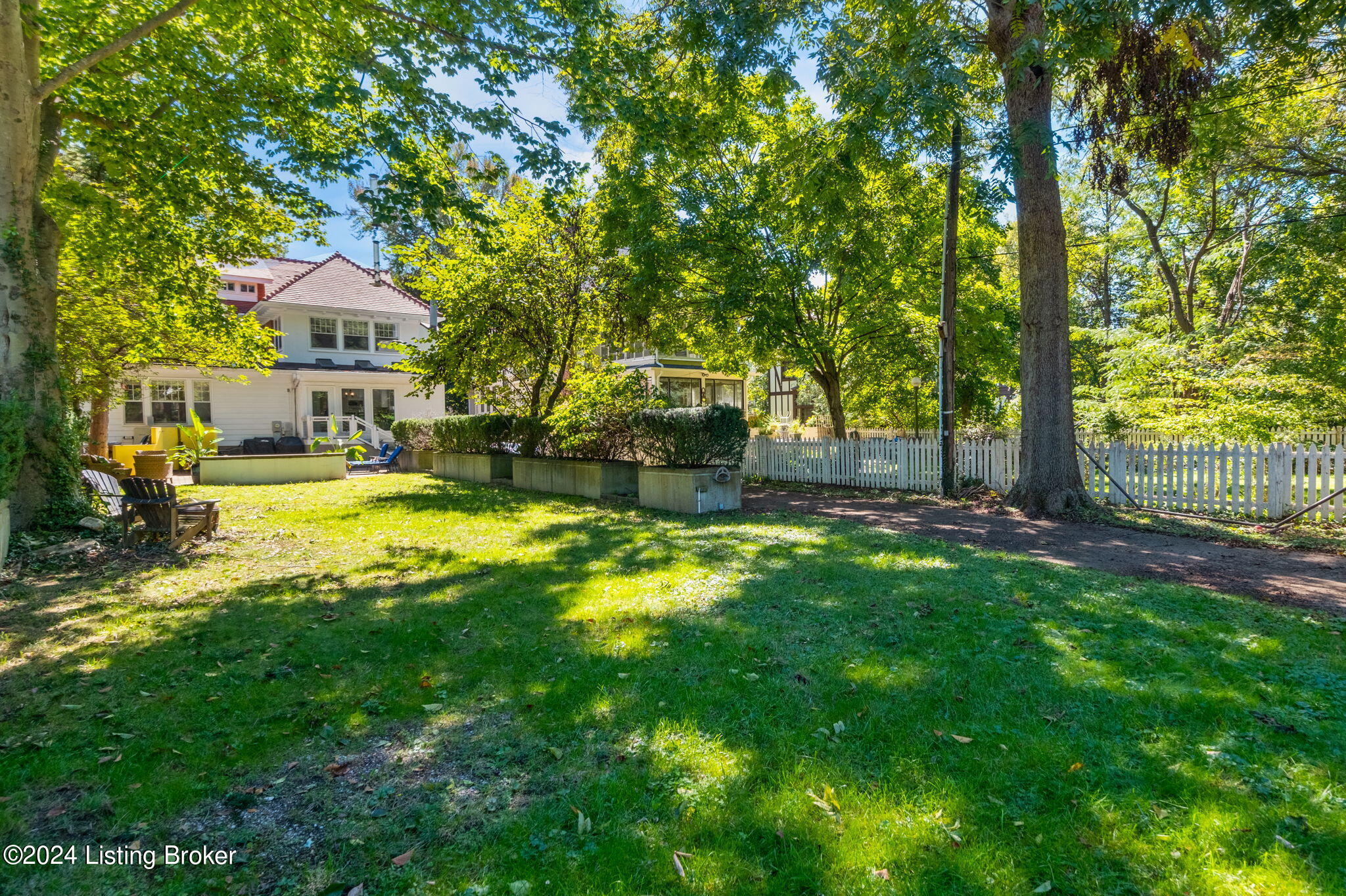 2121 Douglass Blvd
