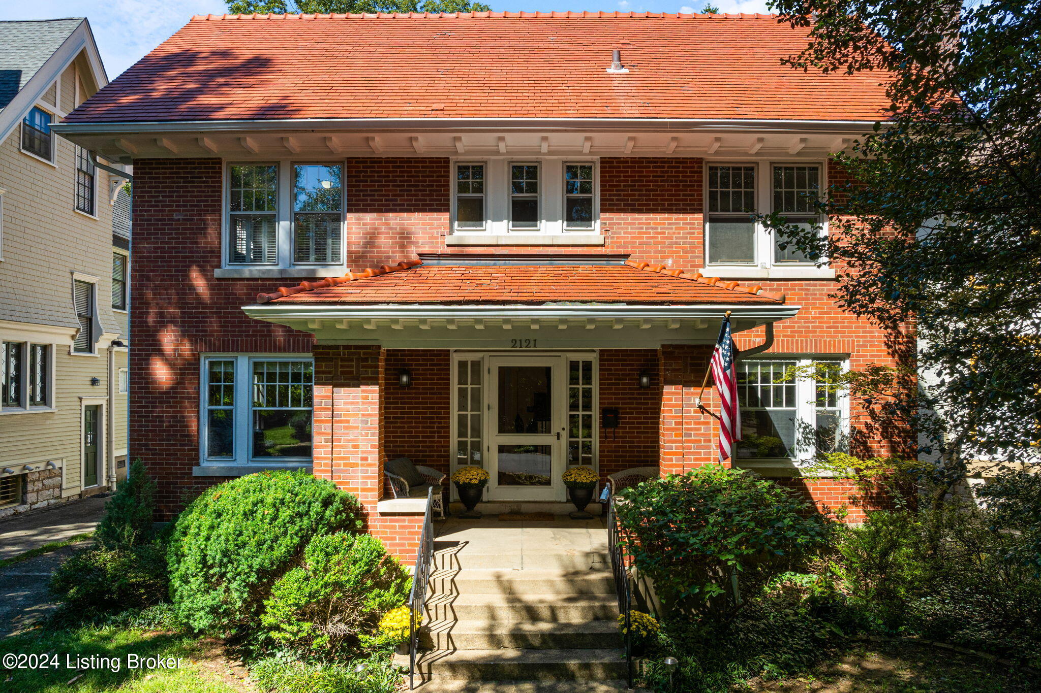 2121 Douglass Blvd