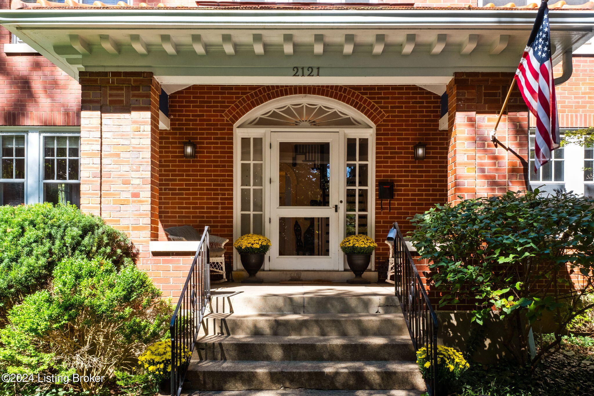 2121 Douglass Blvd