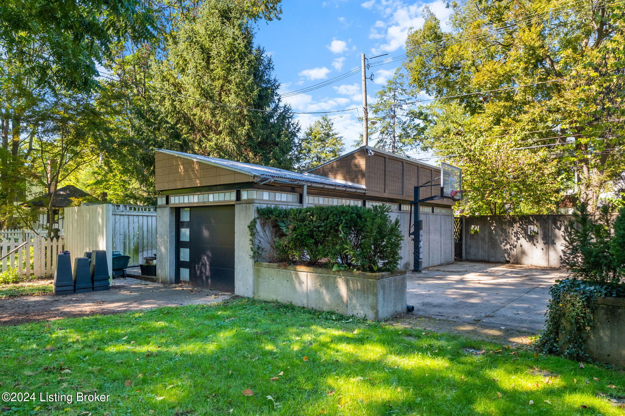 2121 Douglass Blvd