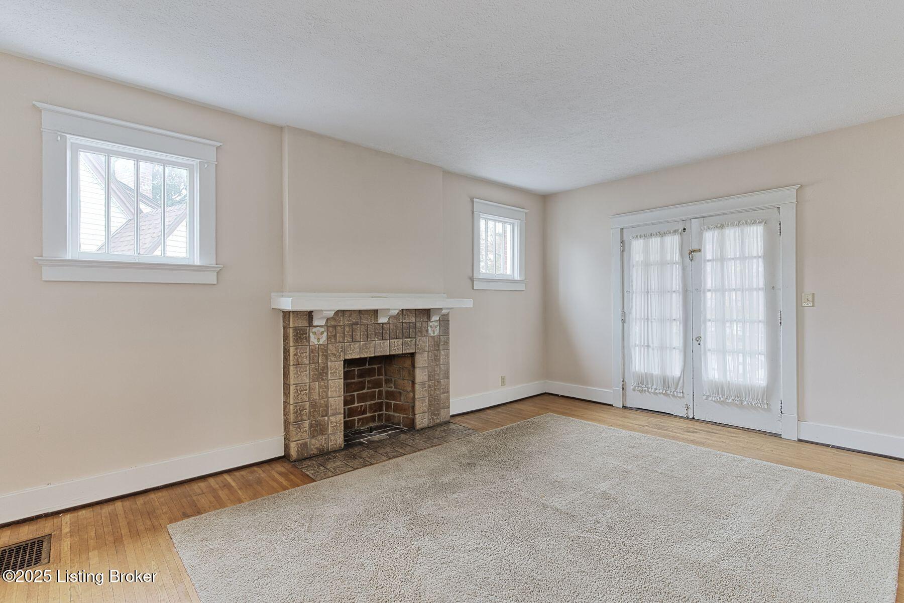 2102 Saratoga Dr