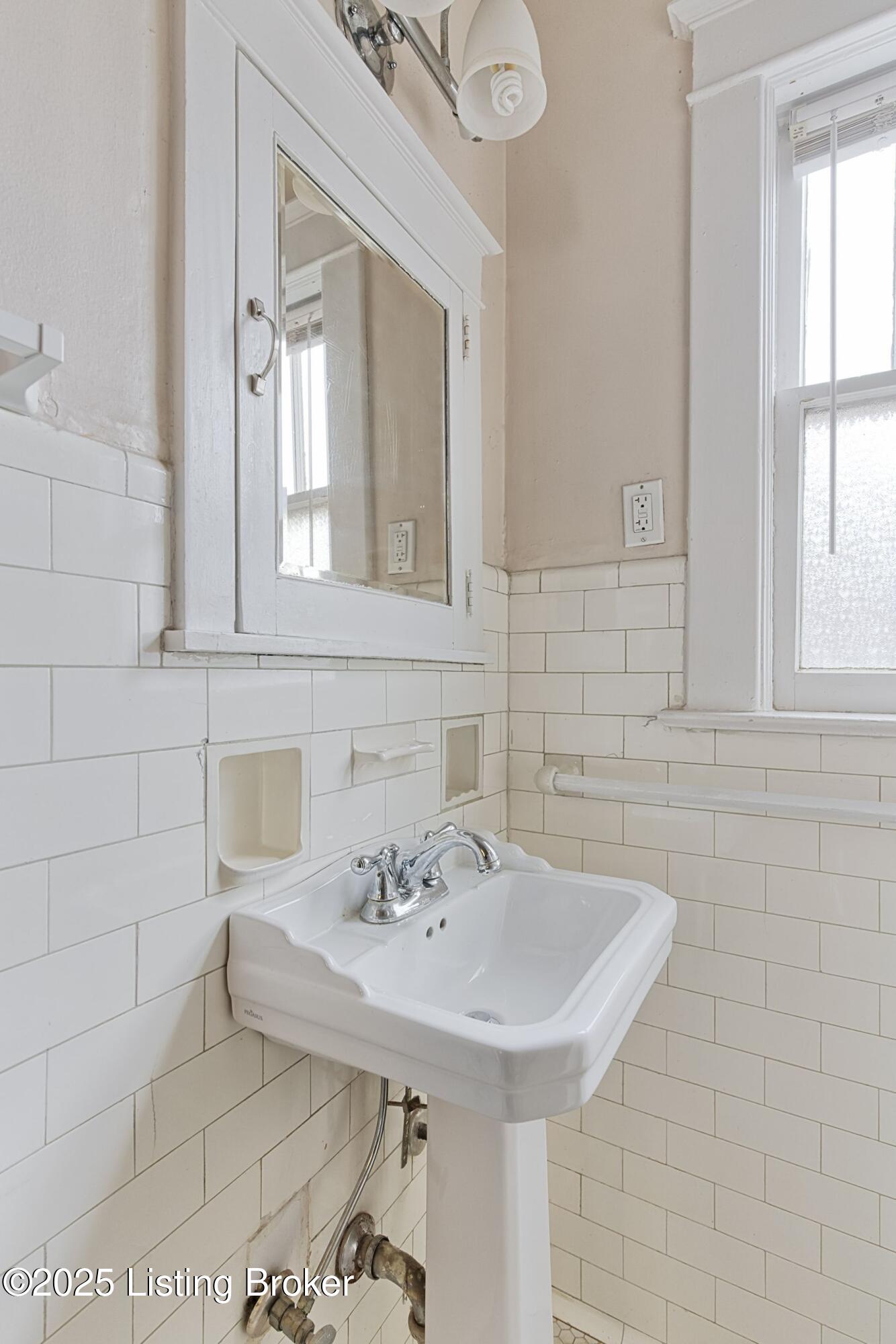 2102 Saratoga Dr