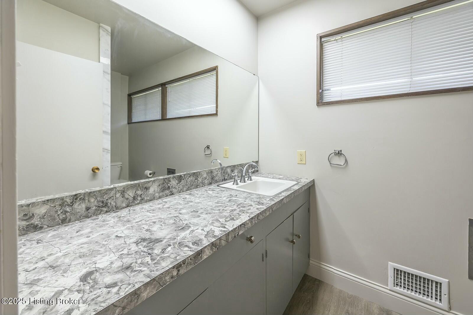 1206 Park Hills Ct